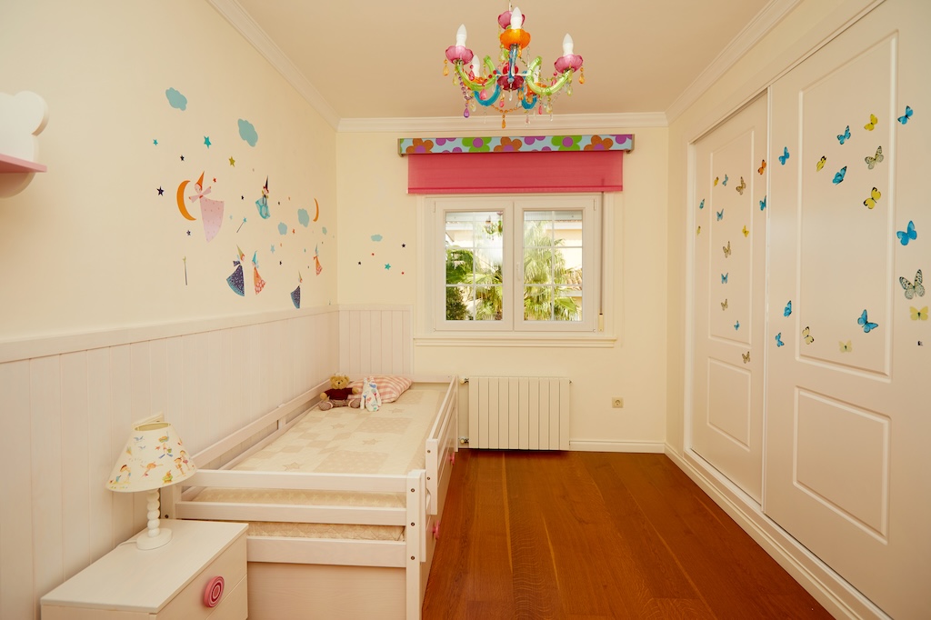 ERILLINEN HUVILAMALLI LUCÍA ESPECIAL CIUDAD QUESADASSA – 700 M²:N KULMATONTTI PUISTON EDESSÄ