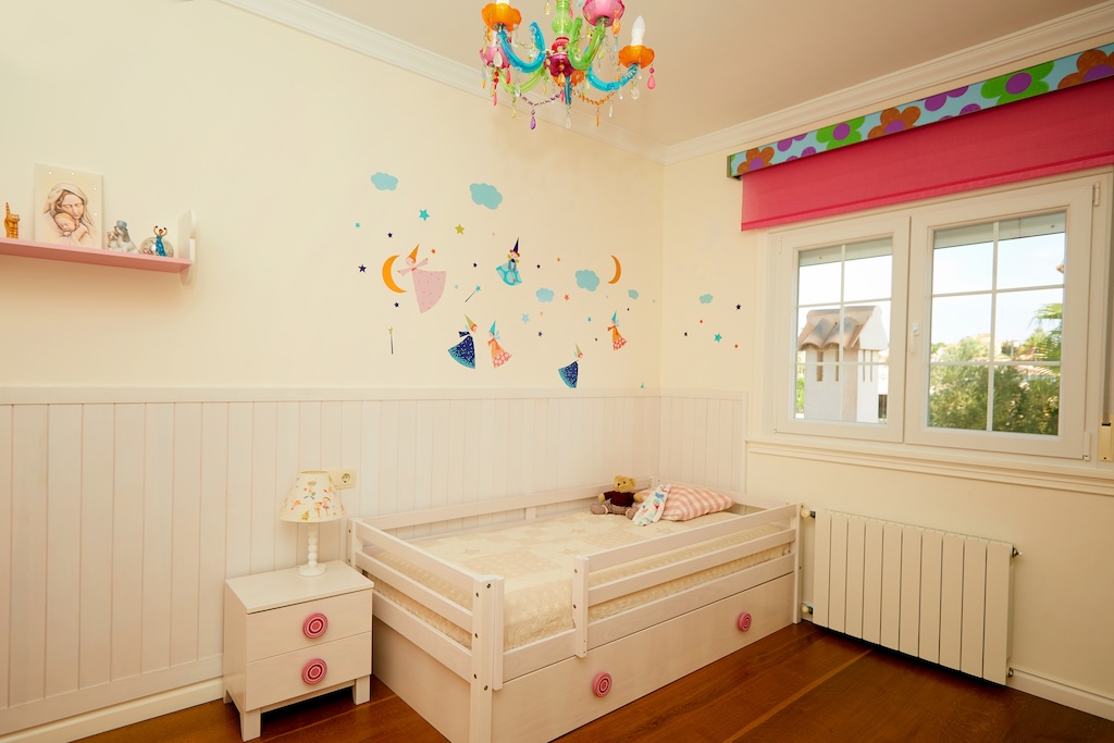 ERILLINEN HUVILAMALLI LUCÍA ESPECIAL CIUDAD QUESADASSA – 700 M²:N KULMATONTTI PUISTON EDESSÄ