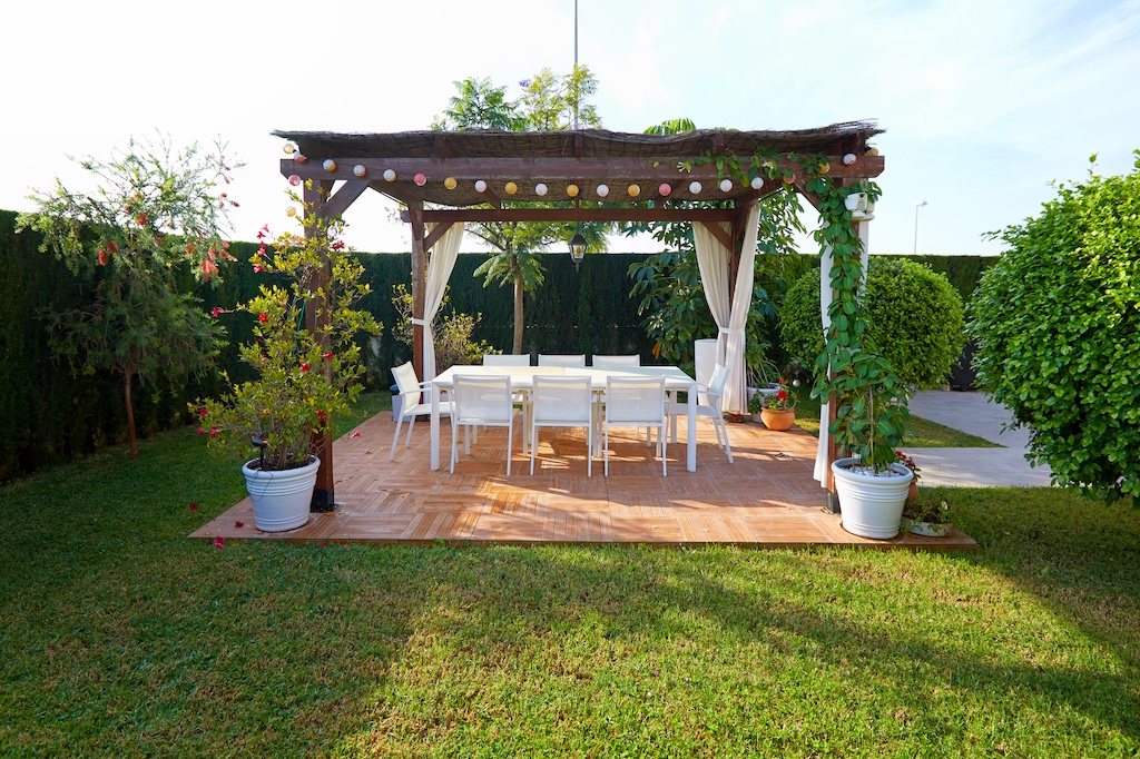 ERILLINEN HUVILAMALLI LUCÍA ESPECIAL CIUDAD QUESADASSA – 700 M²:N KULMATONTTI PUISTON EDESSÄ