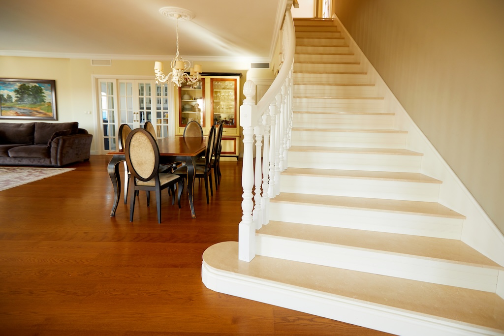 ERILLINEN HUVILAMALLI LUCÍA ESPECIAL CIUDAD QUESADASSA – 700 M²:N KULMATONTTI PUISTON EDESSÄ