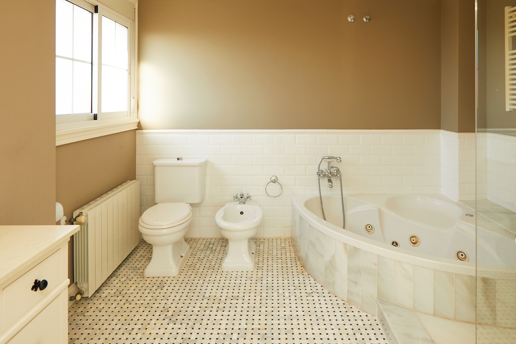 ERILLINEN HUVILAMALLI LUCÍA ESPECIAL CIUDAD QUESADASSA – 700 M²:N KULMATONTTI PUISTON EDESSÄ