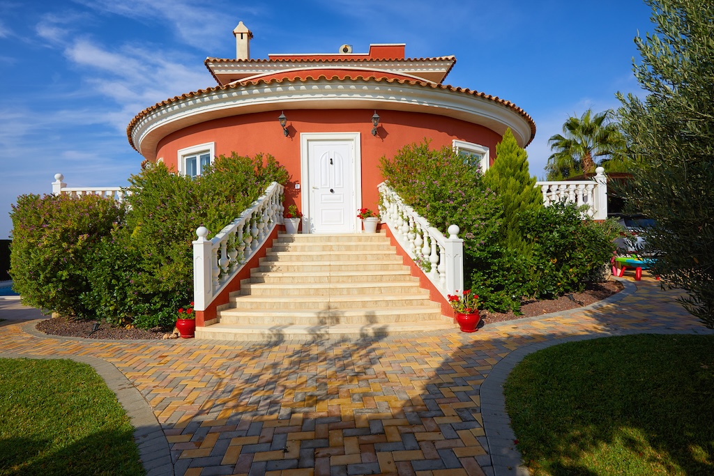 ERILLINEN HUVILAMALLI LUCÍA ESPECIAL CIUDAD QUESADASSA – 700 M²:N KULMATONTTI PUISTON EDESSÄ