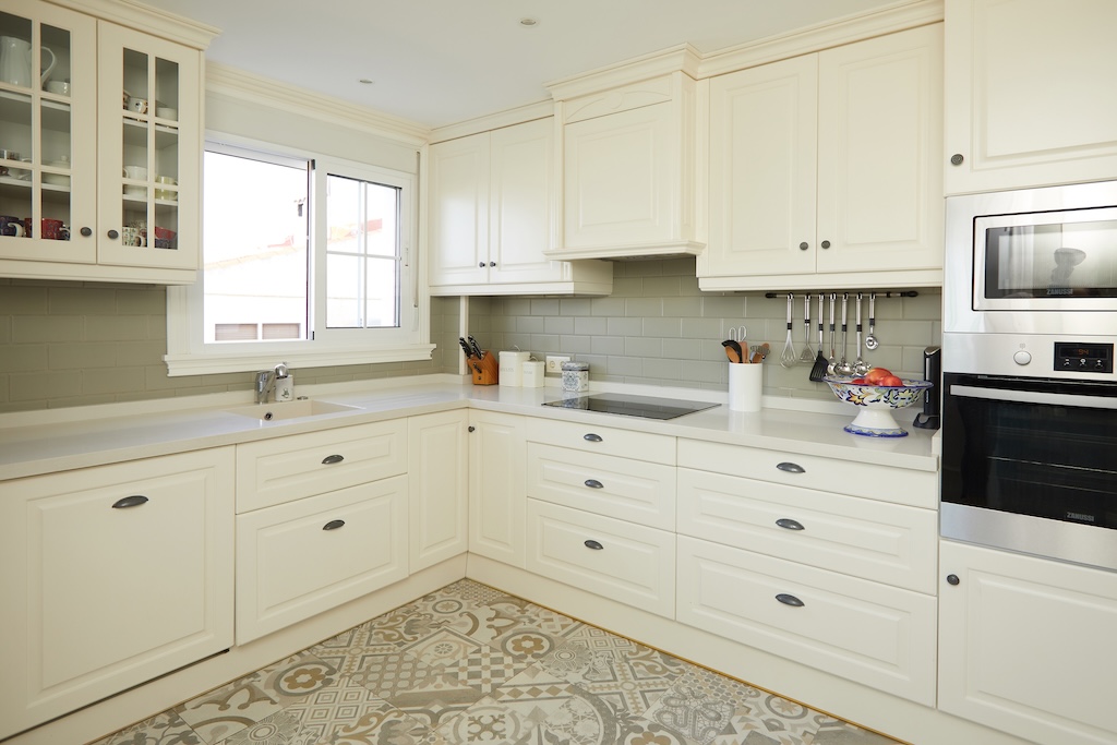 ERILLINEN HUVILAMALLI LUCÍA ESPECIAL CIUDAD QUESADASSA – 700 M²:N KULMATONTTI PUISTON EDESSÄ