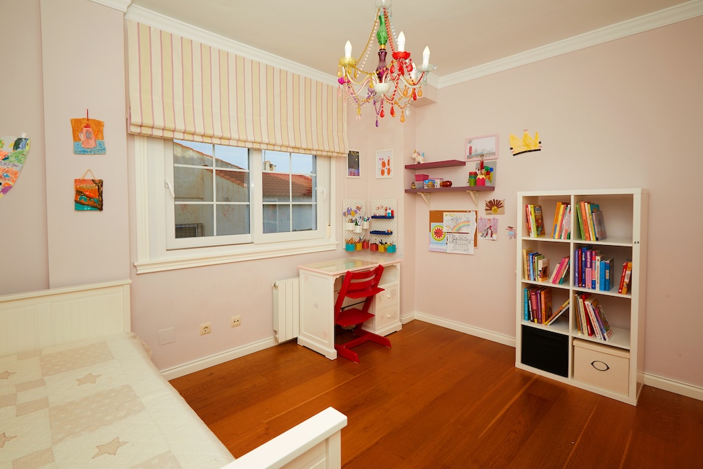 ERILLINEN HUVILAMALLI LUCÍA ESPECIAL CIUDAD QUESADASSA – 700 M²:N KULMATONTTI PUISTON EDESSÄ