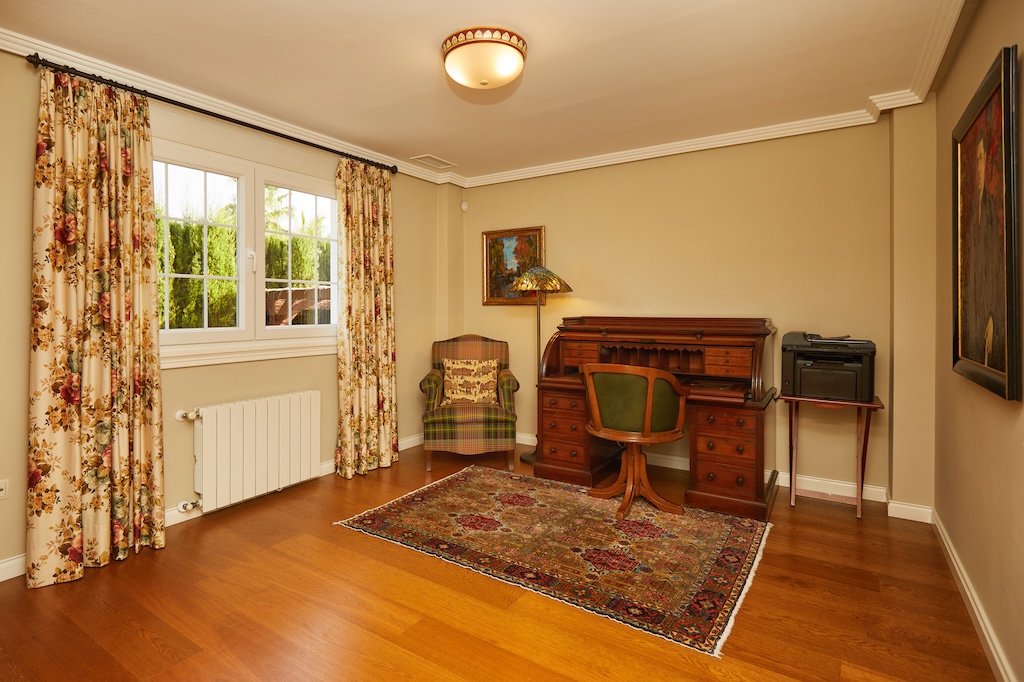 ERILLINEN HUVILAMALLI LUCÍA ESPECIAL CIUDAD QUESADASSA – 700 M²:N KULMATONTTI PUISTON EDESSÄ