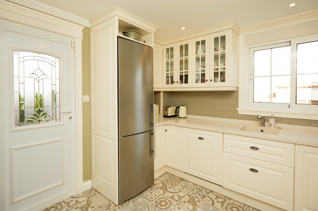 ERILLINEN HUVILAMALLI LUCÍA ESPECIAL CIUDAD QUESADASSA – 700 M²:N KULMATONTTI PUISTON EDESSÄ