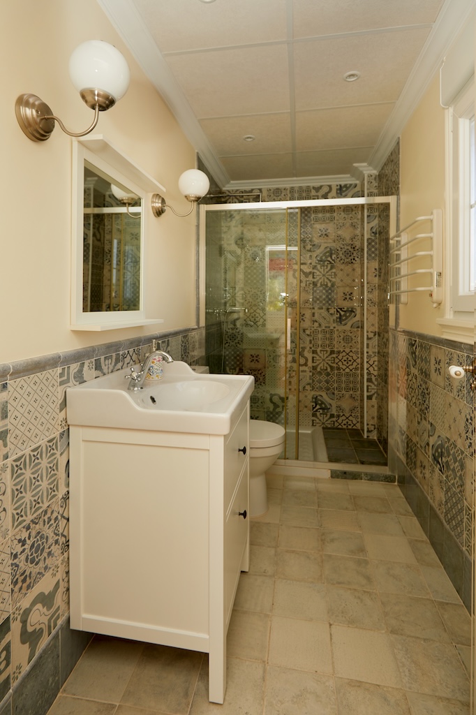 ERILLINEN HUVILAMALLI LUCÍA ESPECIAL CIUDAD QUESADASSA – 700 M²:N KULMATONTTI PUISTON EDESSÄ