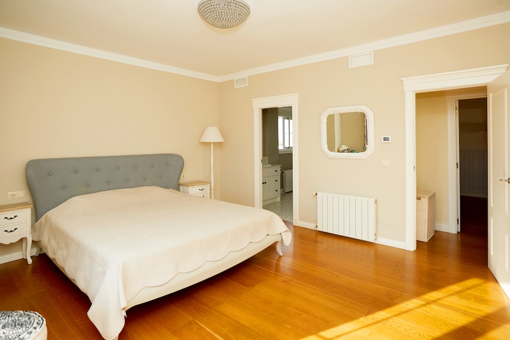 ERILLINEN HUVILAMALLI LUCÍA ESPECIAL CIUDAD QUESADASSA – 700 M²:N KULMATONTTI PUISTON EDESSÄ