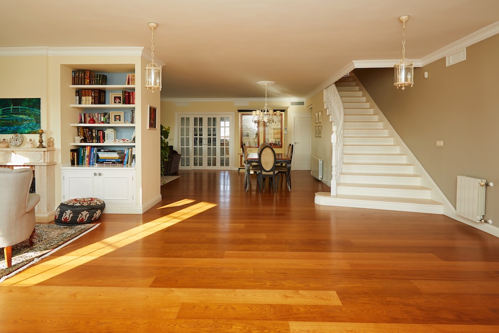 ERILLINEN HUVILAMALLI LUCÍA ESPECIAL CIUDAD QUESADASSA – 700 M²:N KULMATONTTI PUISTON EDESSÄ