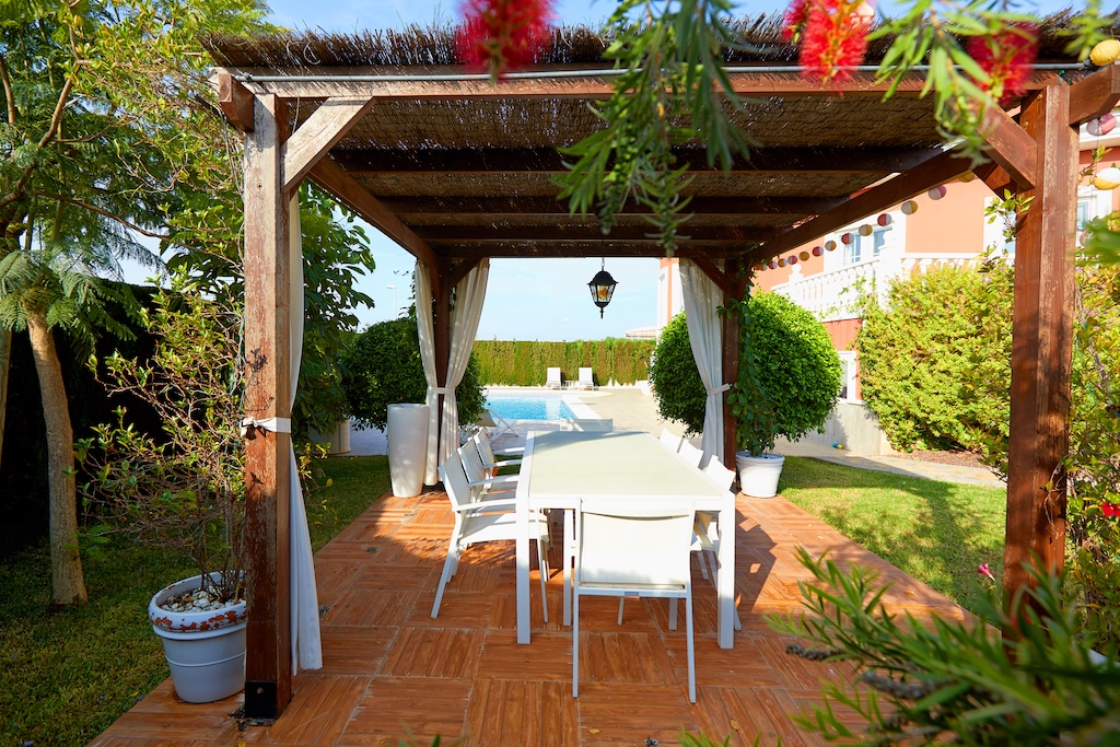 ERILLINEN HUVILAMALLI LUCÍA ESPECIAL CIUDAD QUESADASSA – 700 M²:N KULMATONTTI PUISTON EDESSÄ