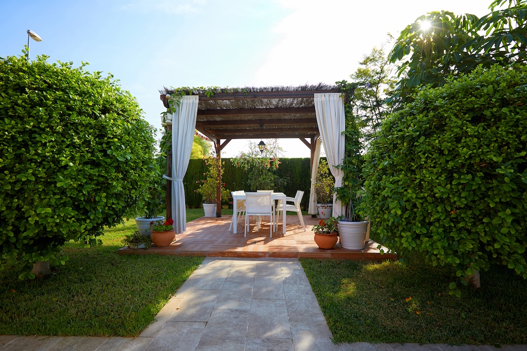 ERILLINEN HUVILAMALLI LUCÍA ESPECIAL CIUDAD QUESADASSA – 700 M²:N KULMATONTTI PUISTON EDESSÄ