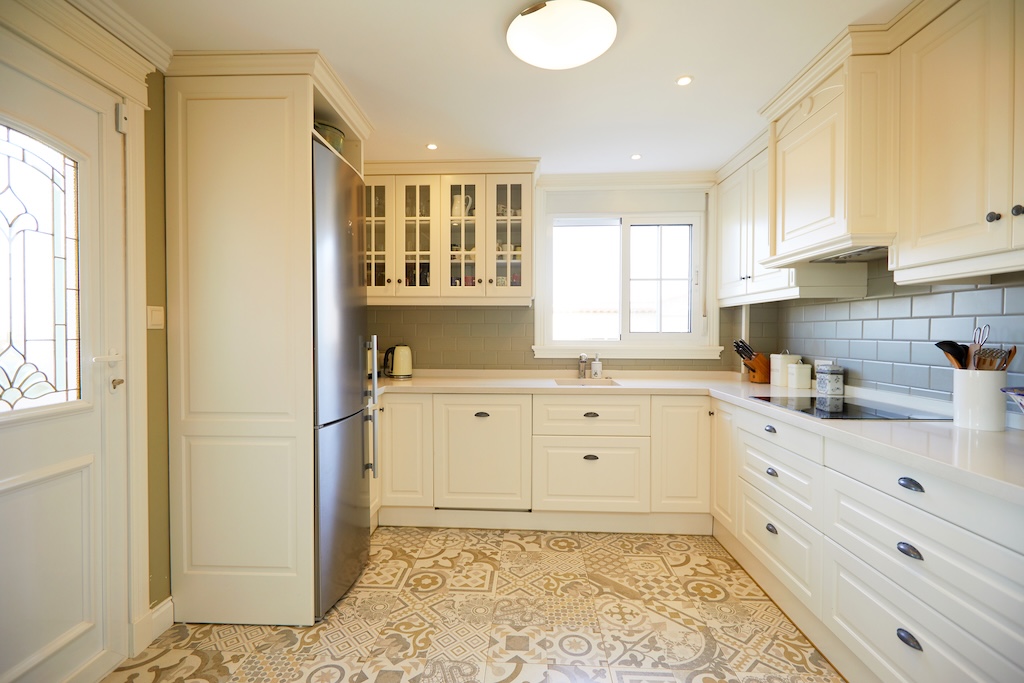 ERILLINEN HUVILAMALLI LUCÍA ESPECIAL CIUDAD QUESADASSA – 700 M²:N KULMATONTTI PUISTON EDESSÄ