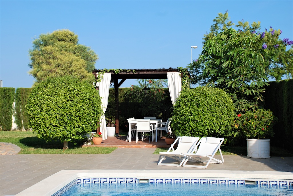 ERILLINEN HUVILAMALLI LUCÍA ESPECIAL CIUDAD QUESADASSA – 700 M²:N KULMATONTTI PUISTON EDESSÄ