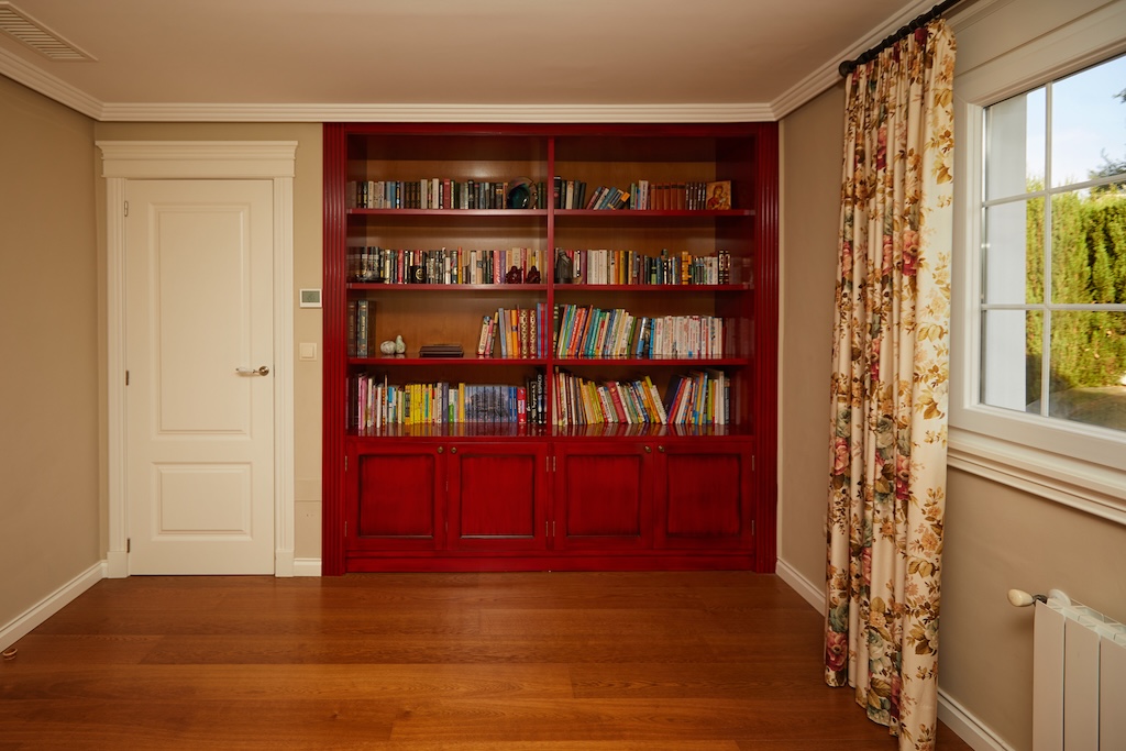 ERILLINEN HUVILAMALLI LUCÍA ESPECIAL CIUDAD QUESADASSA – 700 M²:N KULMATONTTI PUISTON EDESSÄ