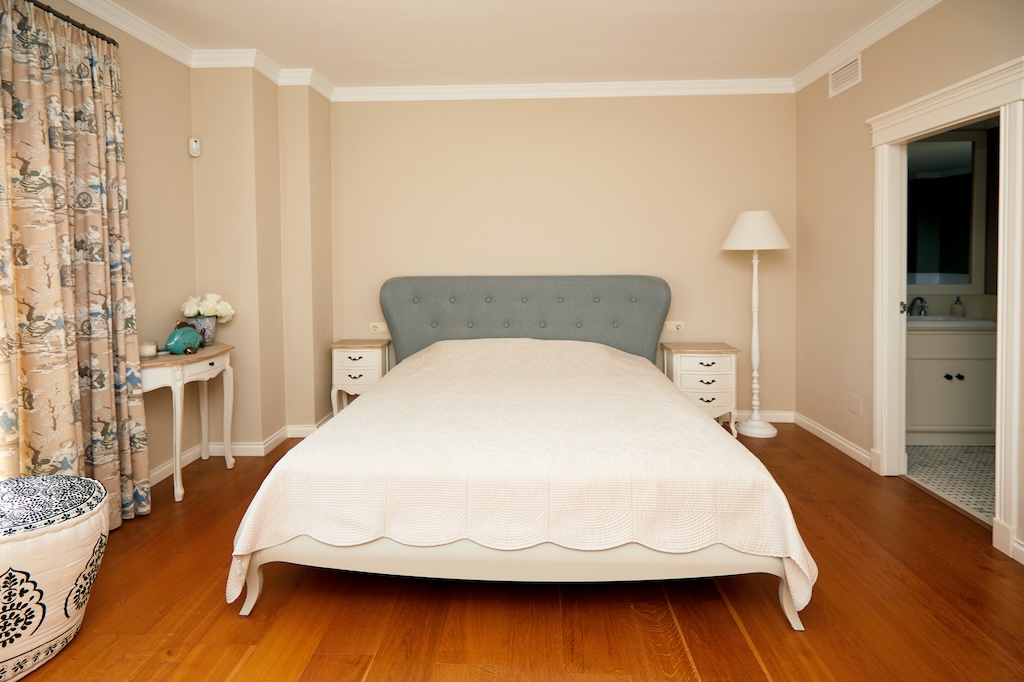 ERILLINEN HUVILAMALLI LUCÍA ESPECIAL CIUDAD QUESADASSA – 700 M²:N KULMATONTTI PUISTON EDESSÄ