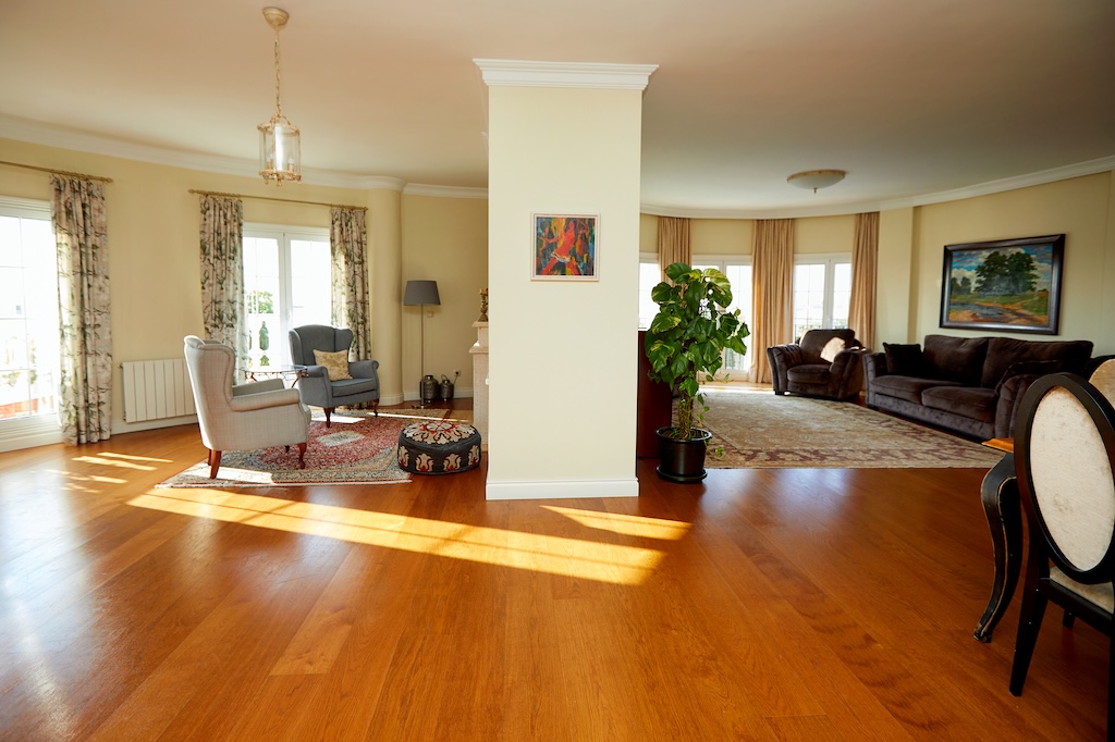 ERILLINEN HUVILAMALLI LUCÍA ESPECIAL CIUDAD QUESADASSA – 700 M²:N KULMATONTTI PUISTON EDESSÄ