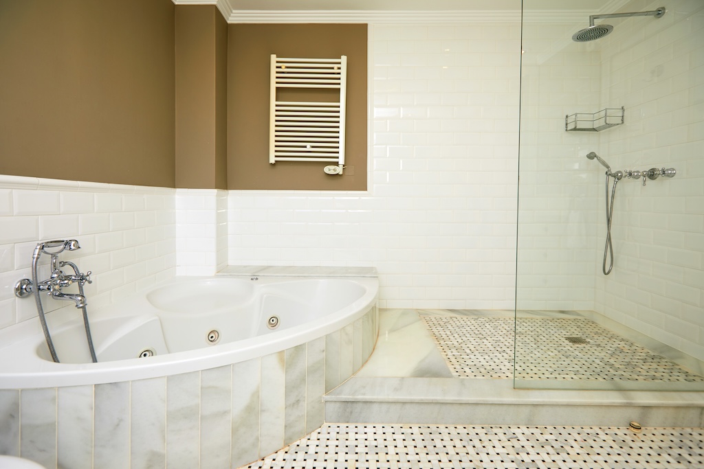 ERILLINEN HUVILAMALLI LUCÍA ESPECIAL CIUDAD QUESADASSA – 700 M²:N KULMATONTTI PUISTON EDESSÄ