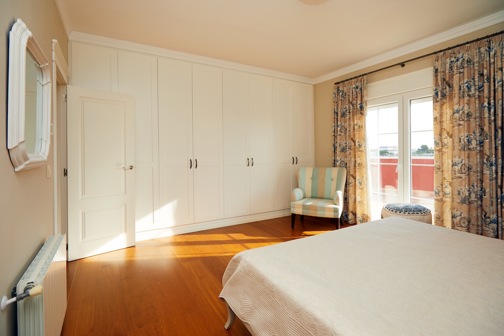 ERILLINEN HUVILAMALLI LUCÍA ESPECIAL CIUDAD QUESADASSA – 700 M²:N KULMATONTTI PUISTON EDESSÄ