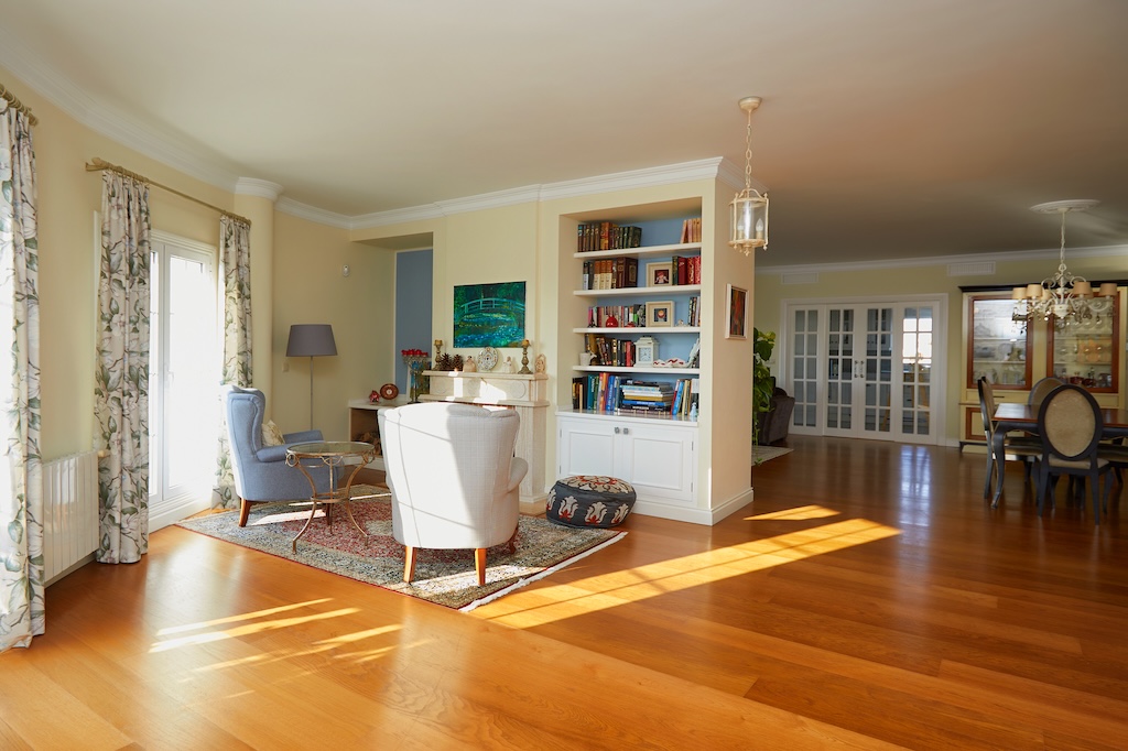 ERILLINEN HUVILAMALLI LUCÍA ESPECIAL CIUDAD QUESADASSA – 700 M²:N KULMATONTTI PUISTON EDESSÄ