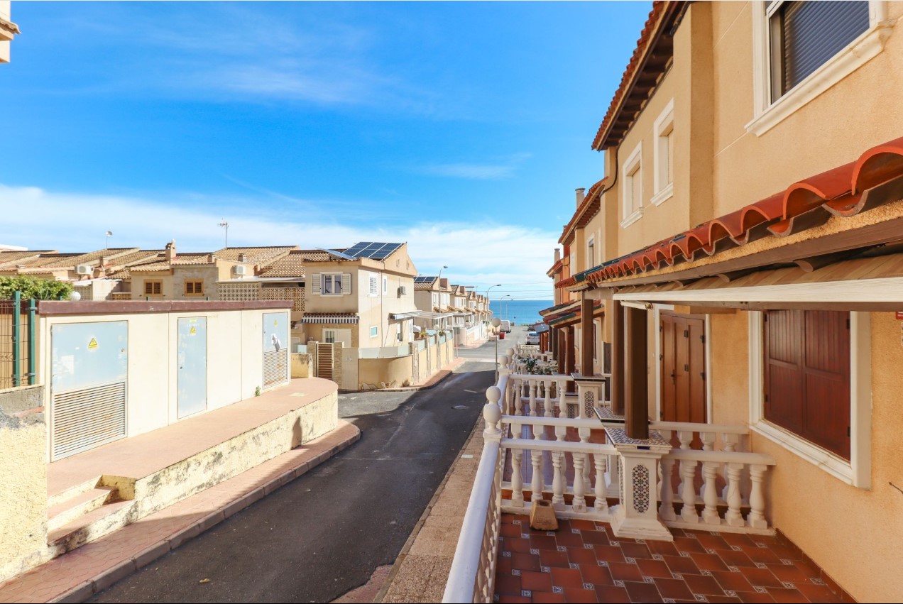 EXCLUSIVO CHALET ADOSADO A SOLO 150 M DE LA PLAYA EN CABO CERVERA CON SOLÁRIUM Y VISTAS AL MAR