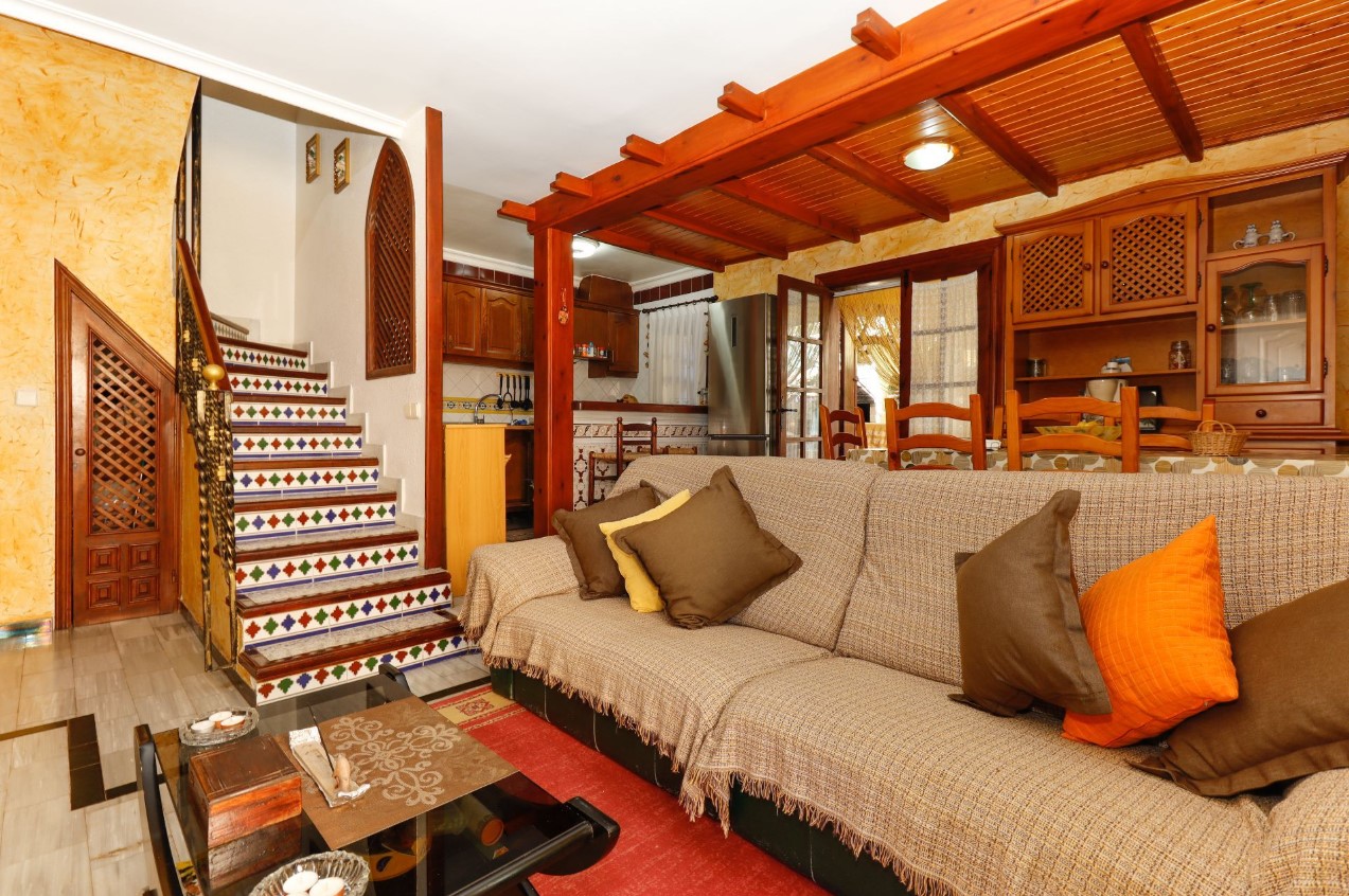 EXCLUSIVO CHALET ADOSADO A SOLO 150 M DE LA PLAYA EN CABO CERVERA CON SOLÁRIUM Y VISTAS AL MAR