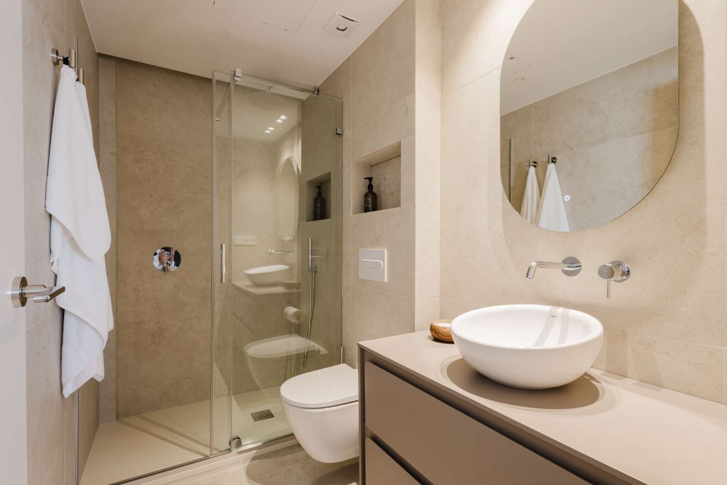 ESPECTACULAR APARTAMENTO DE LUJO EN PRIMERA LÍNEA DE MAR – 3 DORMITORIOS, REFORMADO EN 2025 Y VISTAS PANORÁMICAS AL MEDITERRÁNEO