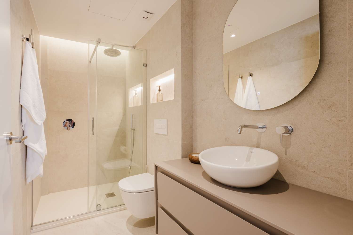 ESPECTACULAR APARTAMENTO DE LUJO EN PRIMERA LÍNEA DE MAR – 3 DORMITORIOS, REFORMADO EN 2025 Y VISTAS PANORÁMICAS AL MEDITERRÁNEO