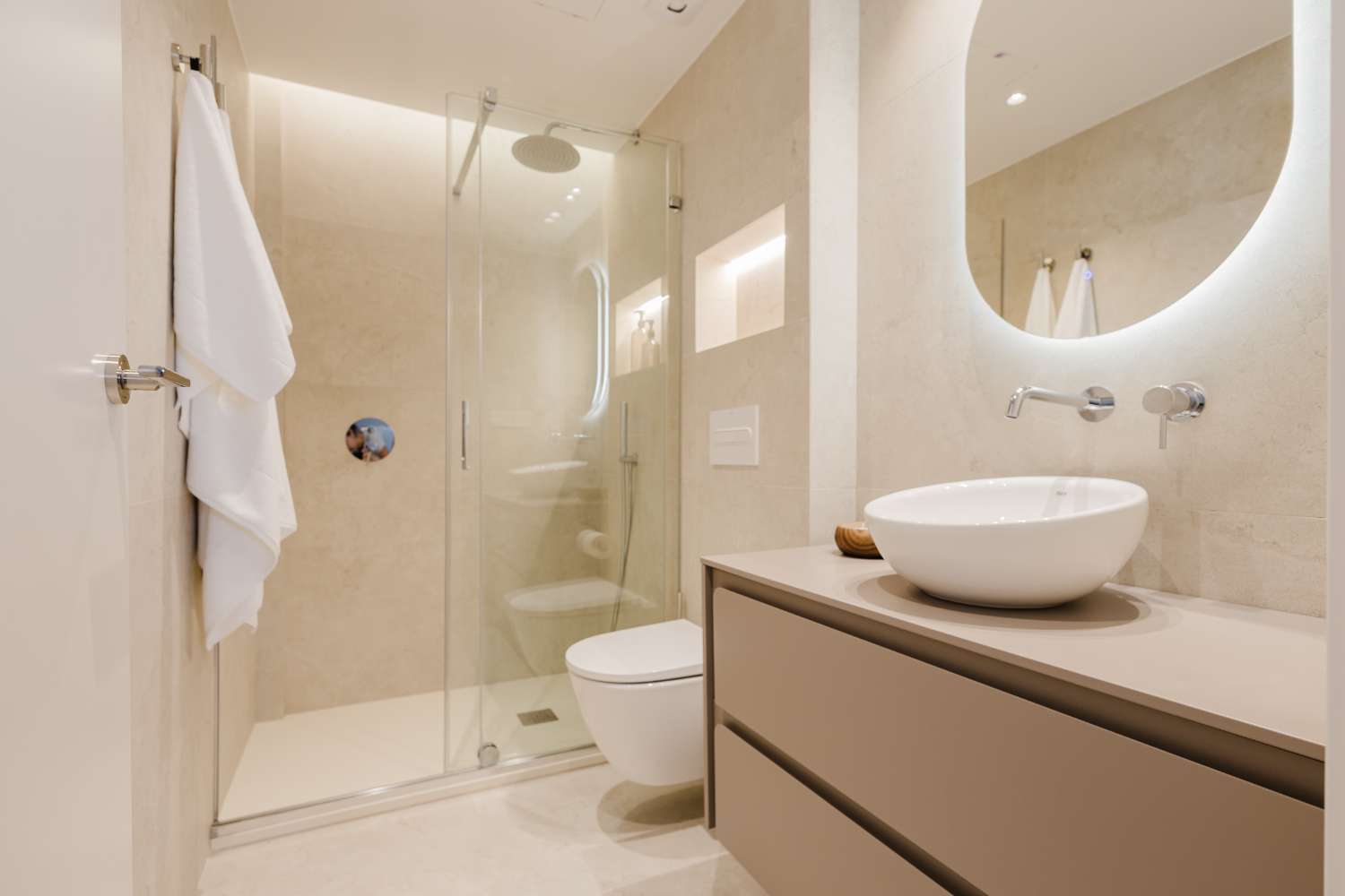 ESPECTACULAR APARTAMENTO DE LUJO EN PRIMERA LÍNEA DE MAR – 3 DORMITORIOS, REFORMADO EN 2025 Y VISTAS PANORÁMICAS AL MEDITERRÁNEO