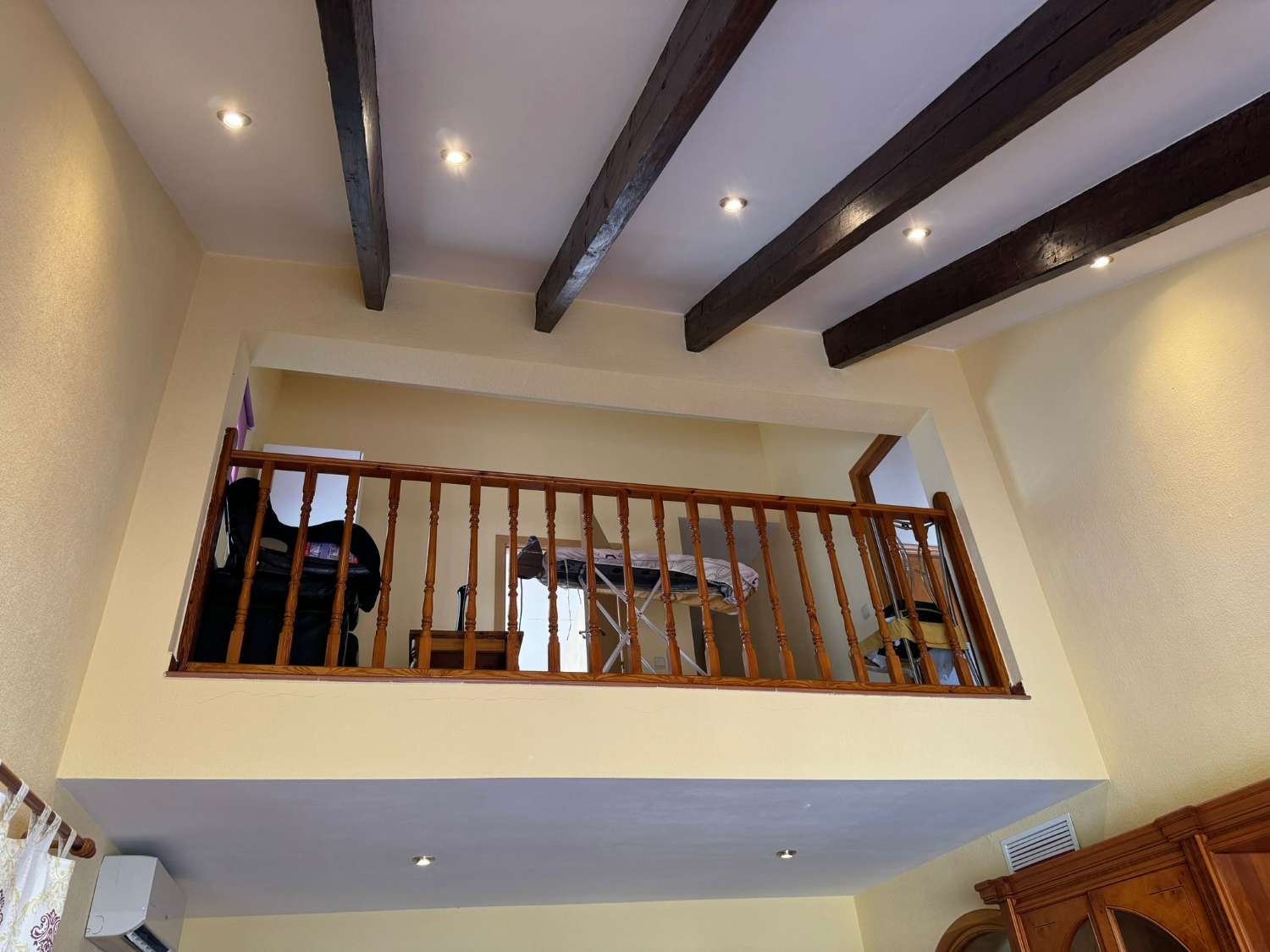 AMPLIA VILLA CON PISCINA PRIVADA A 200M DE LA PLAYA – PARCELA DE 671 M², 4 DORMITORIOS, SOLÁRIUM Y GARAJE PARA VARIOS COCHES