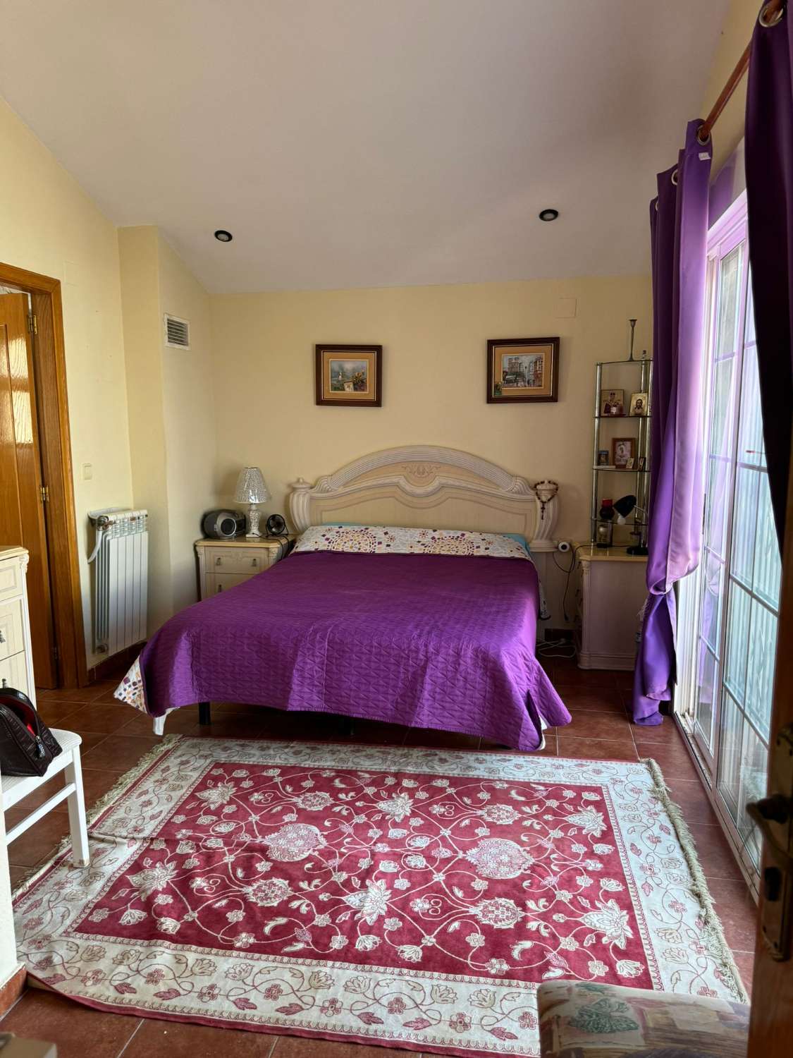 AMPLIA VILLA CON PISCINA PRIVADA A 200M DE LA PLAYA – PARCELA DE 671 M², 4 DORMITORIOS, SOLÁRIUM Y GARAJE PARA VARIOS COCHES