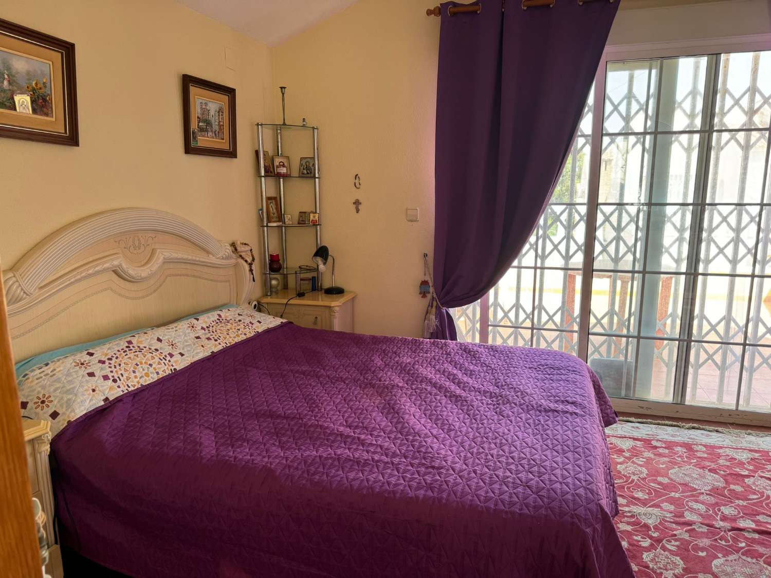 AMPLIA VILLA CON PISCINA PRIVADA A 200M DE LA PLAYA – PARCELA DE 671 M², 4 DORMITORIOS, SOLÁRIUM Y GARAJE PARA VARIOS COCHES