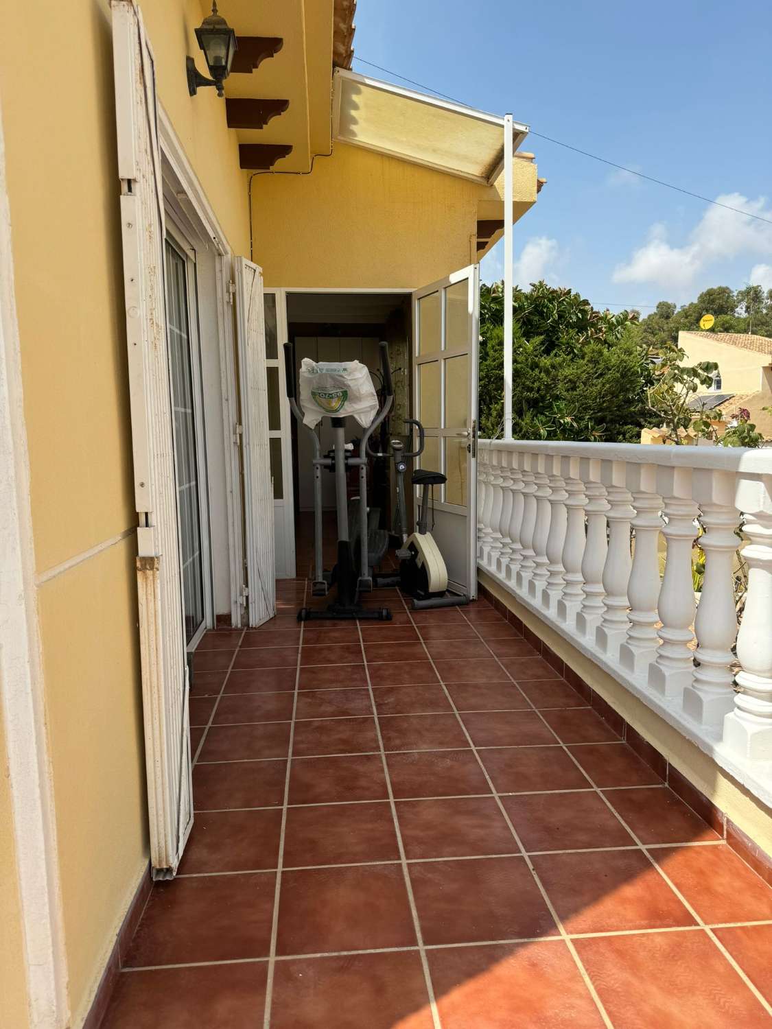 AMPLIA VILLA CON PISCINA PRIVADA A 200M DE LA PLAYA – PARCELA DE 671 M², 4 DORMITORIOS, SOLÁRIUM Y GARAJE PARA VARIOS COCHES