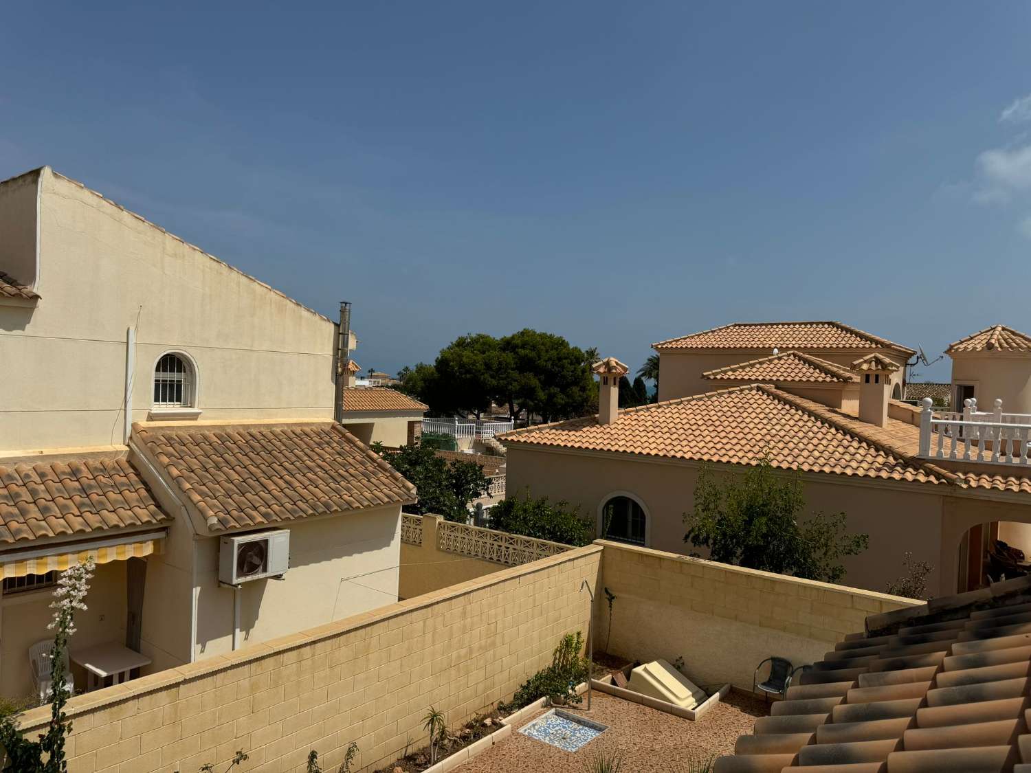 AMPLIA VILLA CON PISCINA PRIVADA A 200M DE LA PLAYA – PARCELA DE 671 M², 4 DORMITORIOS, SOLÁRIUM Y GARAJE PARA VARIOS COCHES