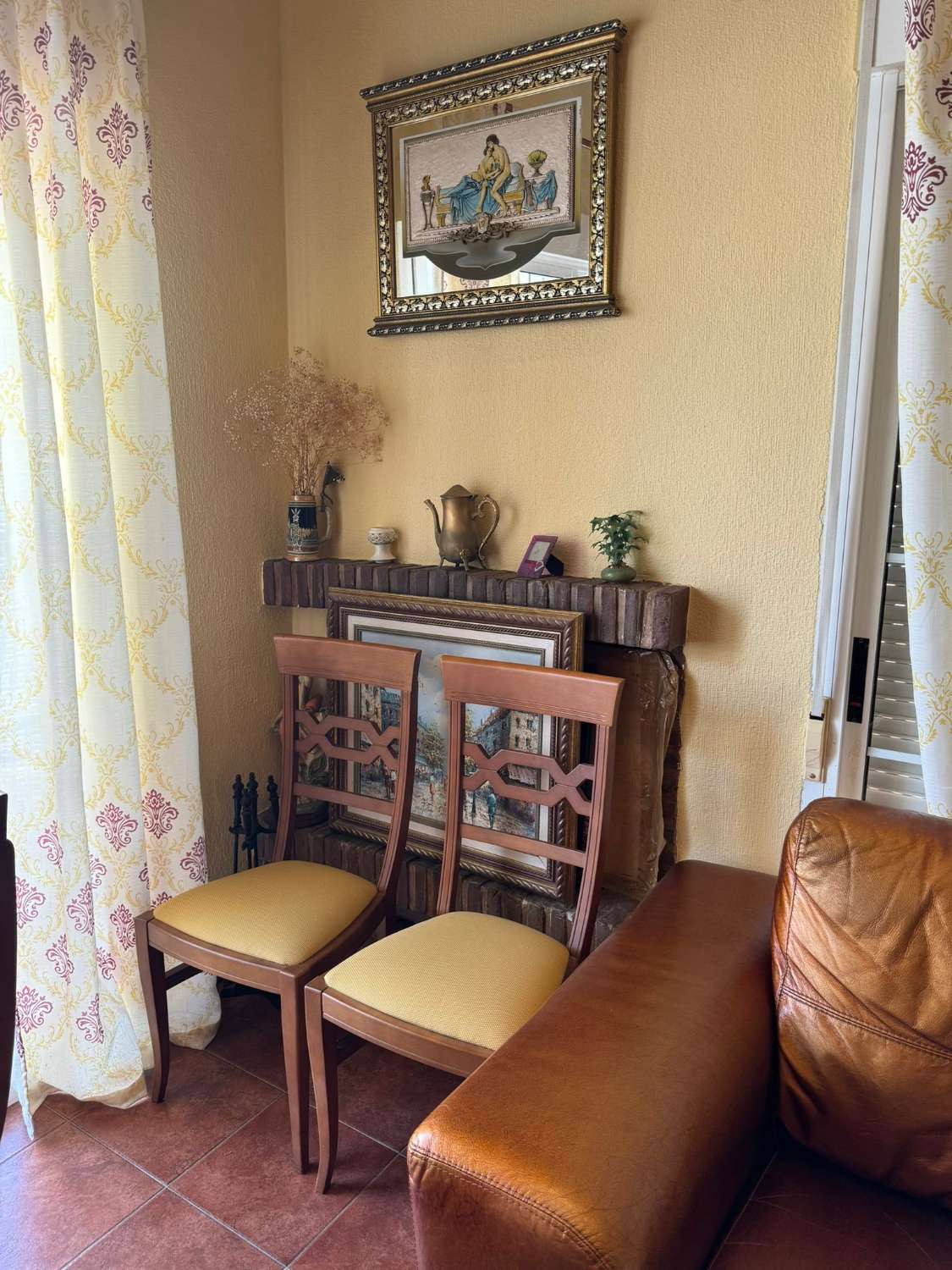 AMPLIA VILLA CON PISCINA PRIVADA A 200M DE LA PLAYA – PARCELA DE 671 M², 4 DORMITORIOS, SOLÁRIUM Y GARAJE PARA VARIOS COCHES