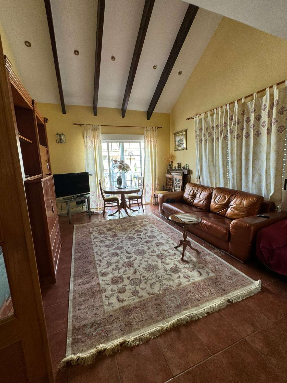 AMPLIA VILLA CON PISCINA PRIVADA A 200M DE LA PLAYA – PARCELA DE 671 M², 4 DORMITORIOS, SOLÁRIUM Y GARAJE PARA VARIOS COCHES