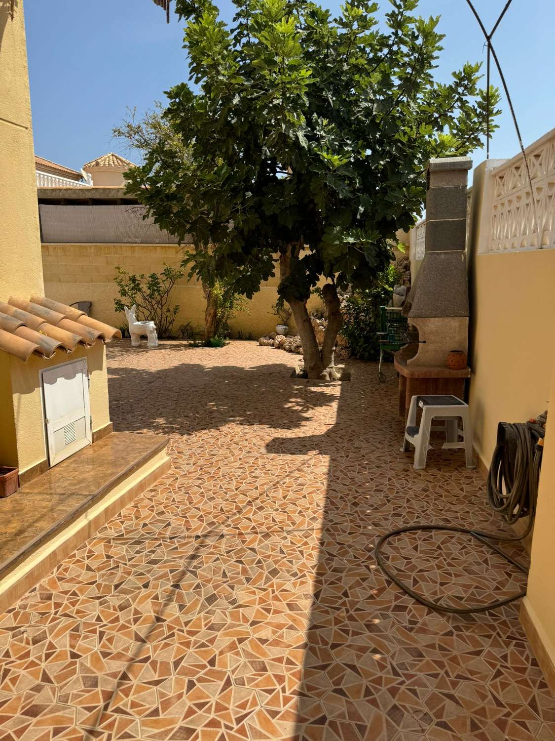 AMPLIA VILLA CON PISCINA PRIVADA A 200M DE LA PLAYA – PARCELA DE 671 M², 4 DORMITORIOS, SOLÁRIUM Y GARAJE PARA VARIOS COCHES