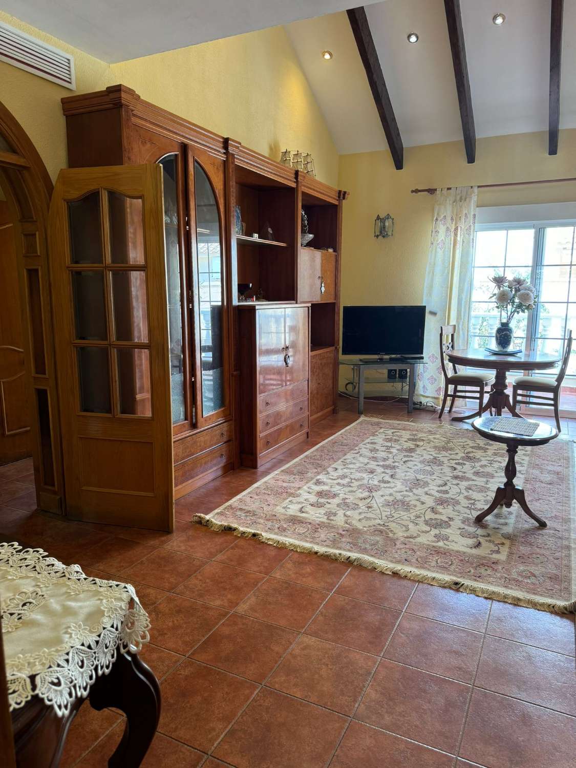 AMPLIA VILLA CON PISCINA PRIVADA A 200M DE LA PLAYA – PARCELA DE 671 M², 4 DORMITORIOS, SOLÁRIUM Y GARAJE PARA VARIOS COCHES