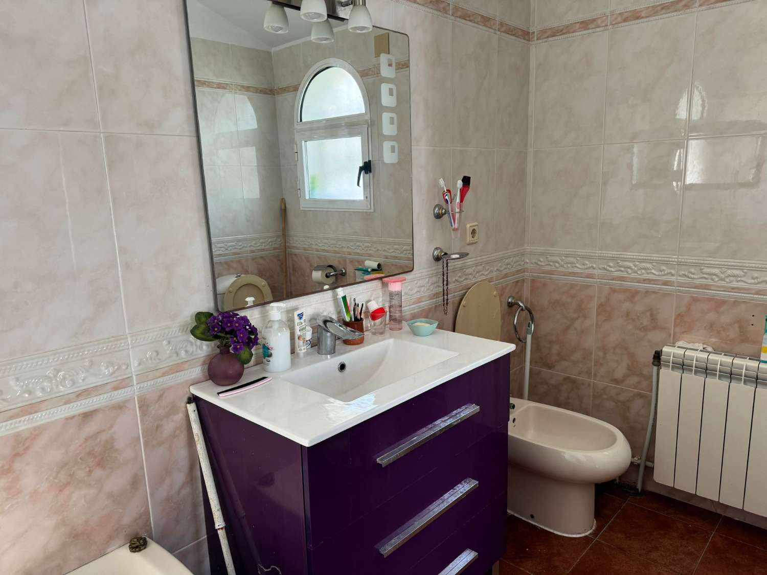 AMPLIA VILLA CON PISCINA PRIVADA A 200M DE LA PLAYA – PARCELA DE 671 M², 4 DORMITORIOS, SOLÁRIUM Y GARAJE PARA VARIOS COCHES