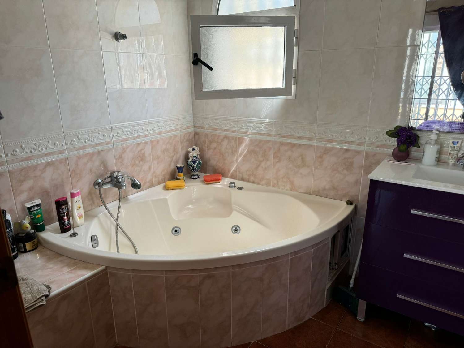 AMPLIA VILLA CON PISCINA PRIVADA A 200M DE LA PLAYA – PARCELA DE 671 M², 4 DORMITORIOS, SOLÁRIUM Y GARAJE PARA VARIOS COCHES