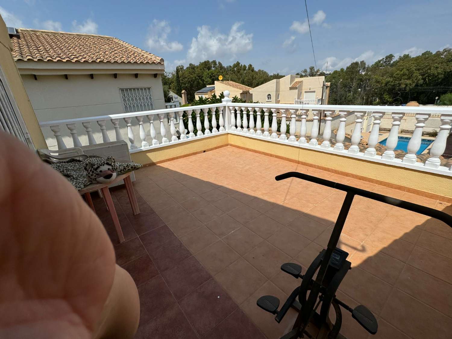 AMPLIA VILLA CON PISCINA PRIVADA A 200M DE LA PLAYA – PARCELA DE 671 M², 4 DORMITORIOS, SOLÁRIUM Y GARAJE PARA VARIOS COCHES