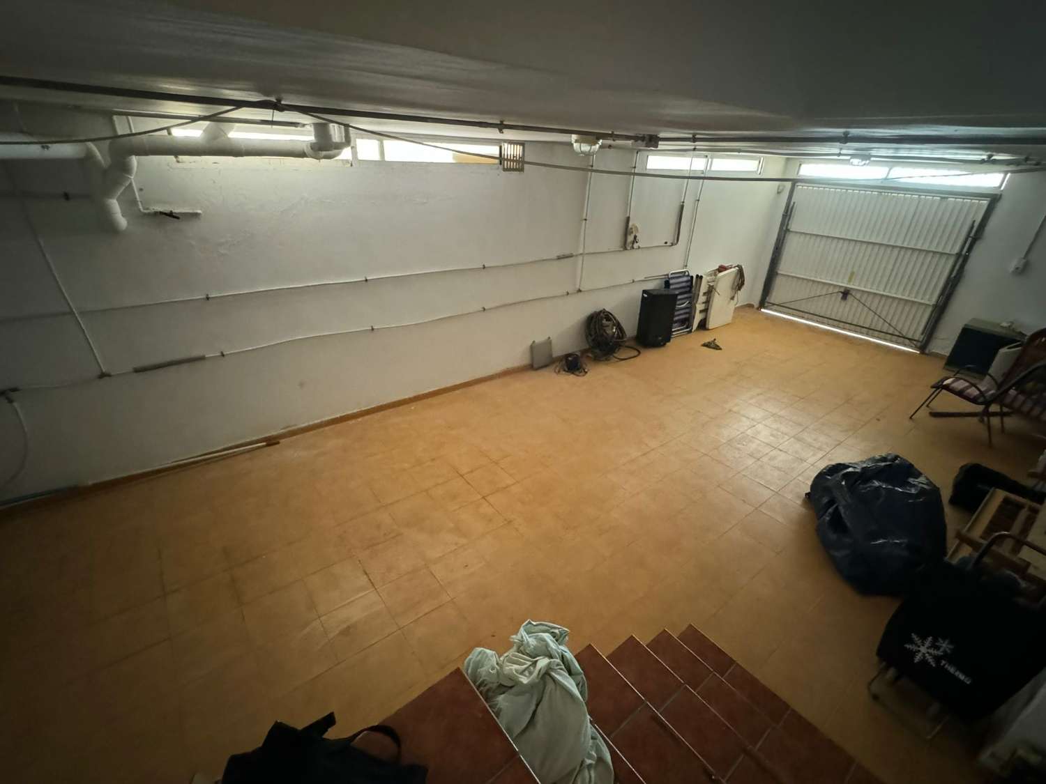 AMPLIA VILLA CON PISCINA PRIVADA A 200M DE LA PLAYA – PARCELA DE 671 M², 4 DORMITORIOS, SOLÁRIUM Y GARAJE PARA VARIOS COCHES