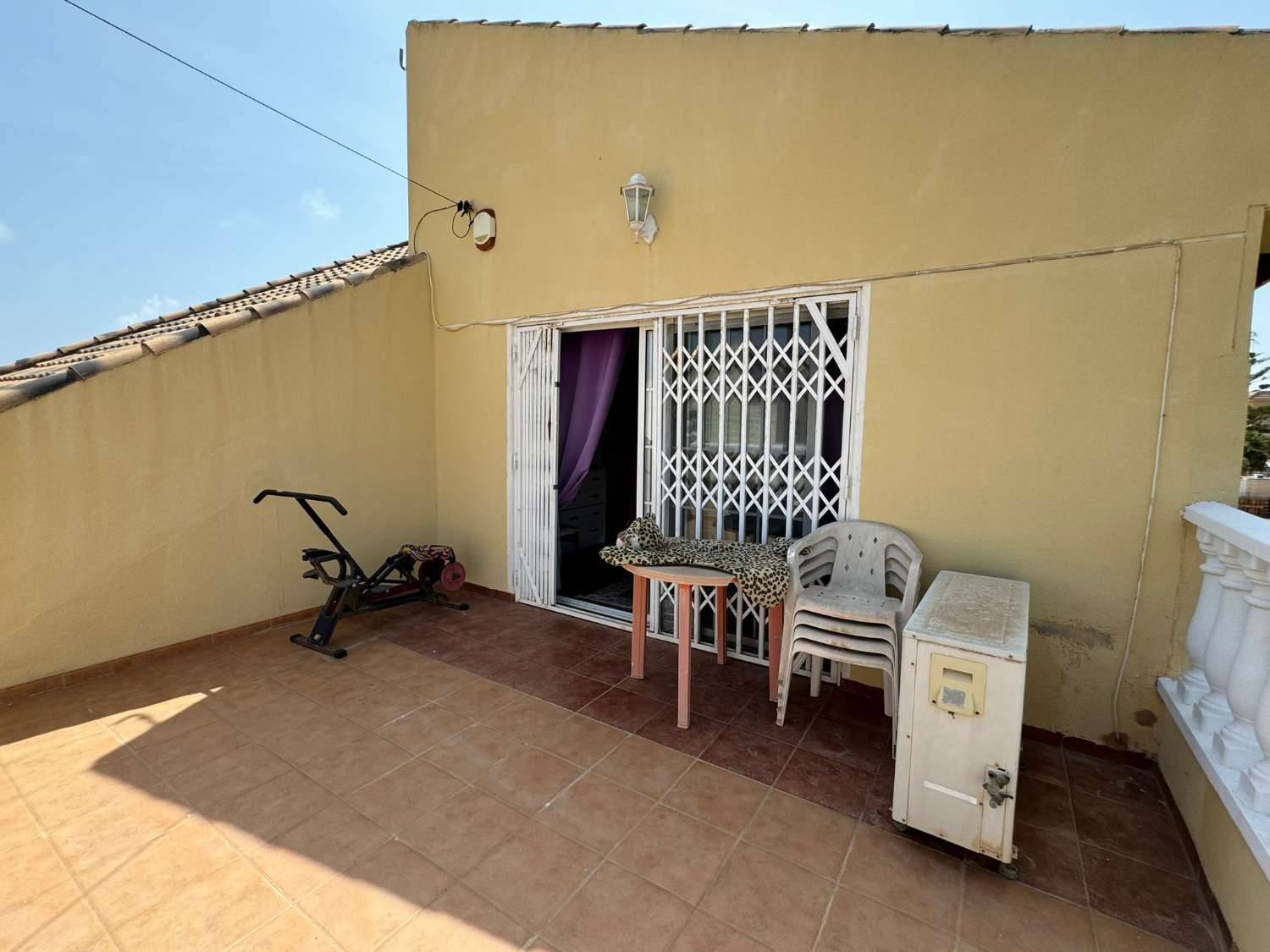 AMPLIA VILLA CON PISCINA PRIVADA A 200M DE LA PLAYA – PARCELA DE 671 M², 4 DORMITORIOS, SOLÁRIUM Y GARAJE PARA VARIOS COCHES