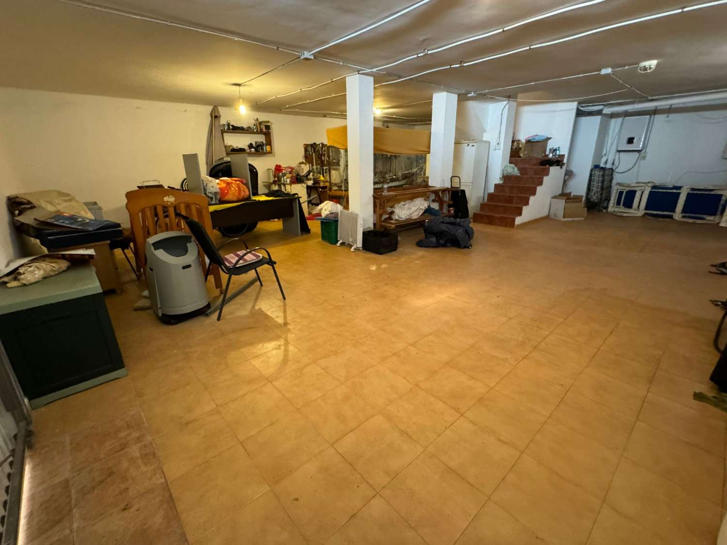 AMPLIA VILLA CON PISCINA PRIVADA A 200M DE LA PLAYA – PARCELA DE 671 M², 4 DORMITORIOS, SOLÁRIUM Y GARAJE PARA VARIOS COCHES