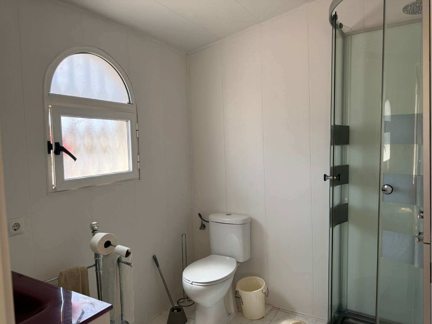 AMPLIA VILLA CON PISCINA PRIVADA A 200M DE LA PLAYA – PARCELA DE 671 M², 4 DORMITORIOS, SOLÁRIUM Y GARAJE PARA VARIOS COCHES