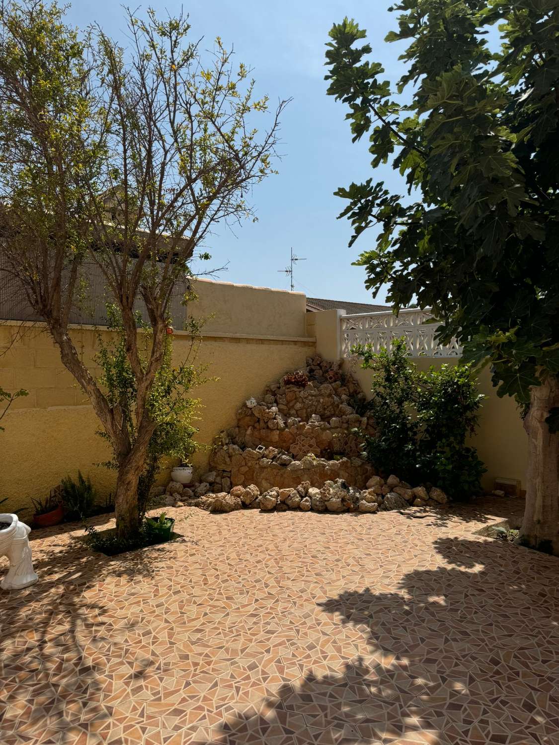 AMPLIA VILLA CON PISCINA PRIVADA A 200M DE LA PLAYA – PARCELA DE 671 M², 4 DORMITORIOS, SOLÁRIUM Y GARAJE PARA VARIOS COCHES