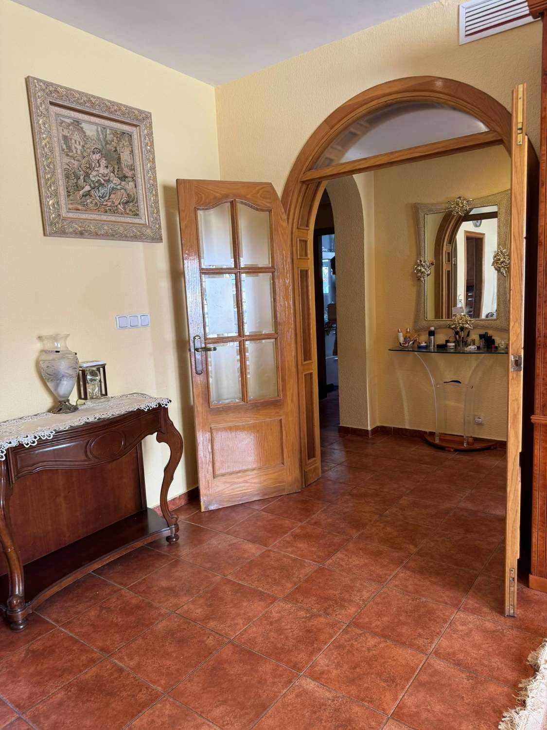 AMPLIA VILLA CON PISCINA PRIVADA A 200M DE LA PLAYA – PARCELA DE 671 M², 4 DORMITORIOS, SOLÁRIUM Y GARAJE PARA VARIOS COCHES