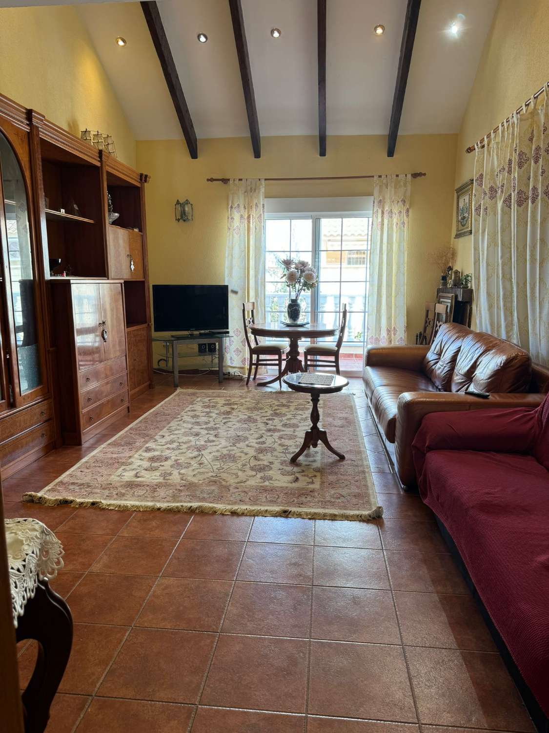 AMPLIA VILLA CON PISCINA PRIVADA A 200M DE LA PLAYA – PARCELA DE 671 M², 4 DORMITORIOS, SOLÁRIUM Y GARAJE PARA VARIOS COCHES