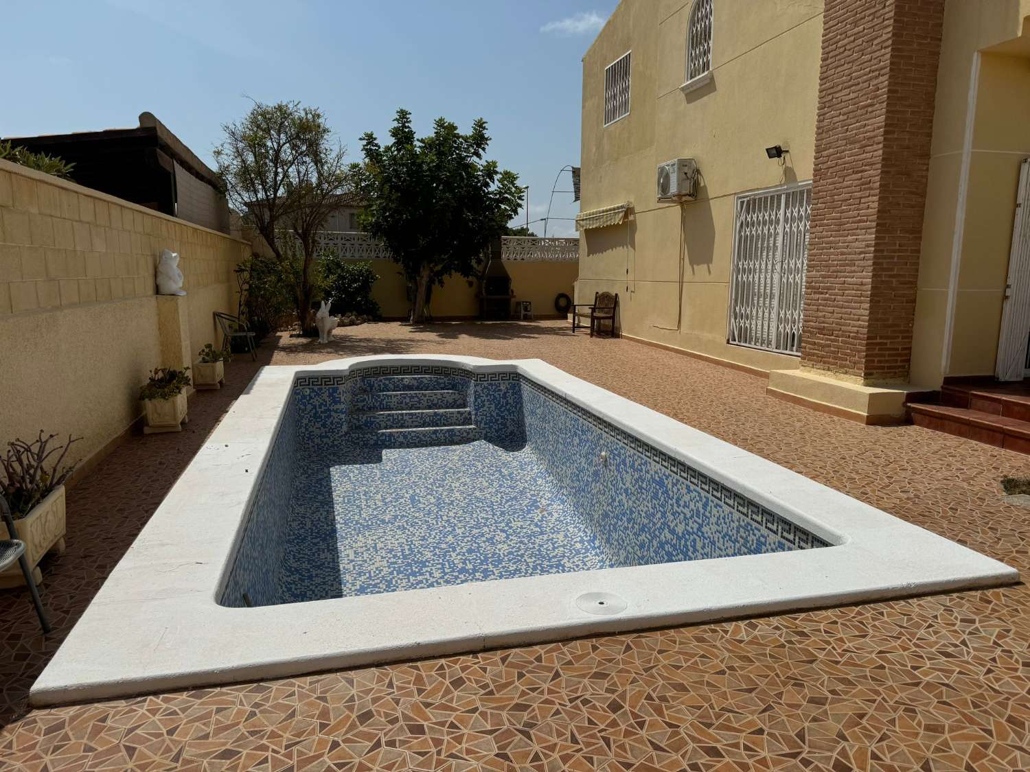 AMPLIA VILLA CON PISCINA PRIVADA A 200M DE LA PLAYA – PARCELA DE 671 M², 4 DORMITORIOS, SOLÁRIUM Y GARAJE PARA VARIOS COCHES