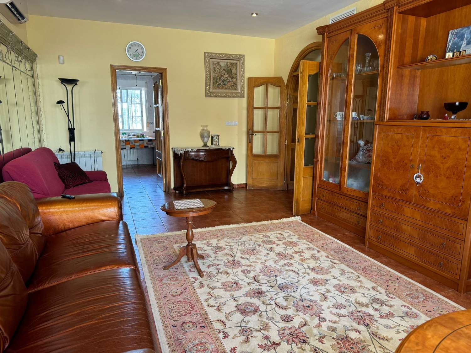 AMPLIA VILLA CON PISCINA PRIVADA A 200M DE LA PLAYA – PARCELA DE 671 M², 4 DORMITORIOS, SOLÁRIUM Y GARAJE PARA VARIOS COCHES