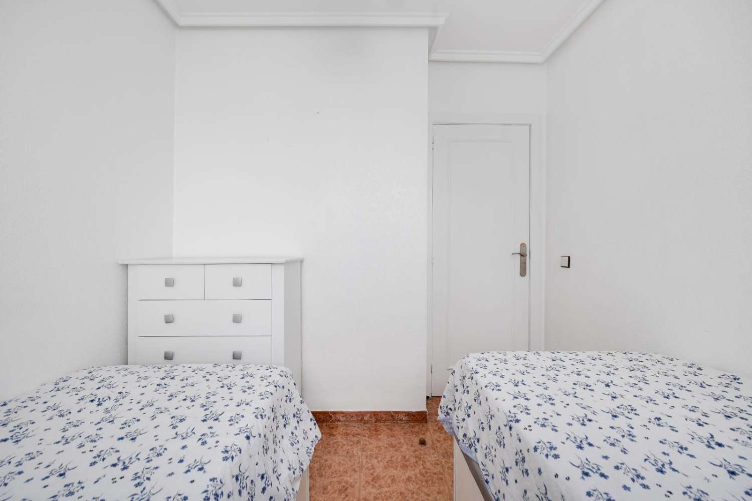 ЯРКИЙ ПЕНТХАУС С ТЕРРАСОЙ И ВИДОМ НА СОЛЯНЫЕ РАВНИНЫ И РОЗОВЫЕ ОЗЁРА — ПОЛНОСТЬЮ МЕБЛИРОВАННЫЙ — ИНВЕСТИЦИОННАЯ ВОЗМОЖНОСТЬ В ПАРКЕ ДЕ ЛАС НАСИОНЕС, ТОРРЕВЬЕХА